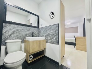 Shower, towels, soap, toilet paper - Picasso Escape; Close to Parque de los Novios. (Santa Marta)