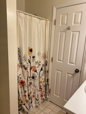 Shower, hair dryer, towels, toilet paper - Cozy 4-bedroom house on Cul-de-Sac in Mint Hill (Mint Hill)