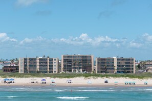 On the beach - Beachfront Haven w/ Amazing Views & 2 Pools (South Padre Island)
