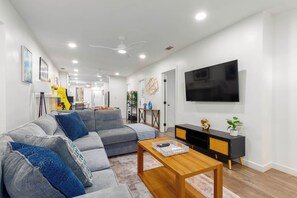 Living area - Central 3-bedroom House with a Yard and Free Parking, Near Downtown (San Diego)