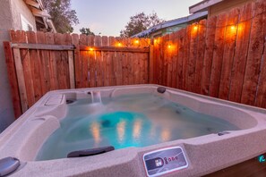 Outdoor spa tub - Central 3-bedroom House with a Yard and Free Parking, Near Downtown (San Diego)
