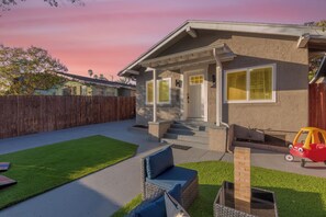 Terrace/patio - Central 3-bedroom House with a Yard and Free Parking, Near Downtown (San Diego)