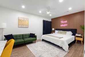 3 bedrooms, iron/ironing board, Internet, bed sheets - Central 3-bedroom House with a Yard and Free Parking, Near Downtown (San Diego)