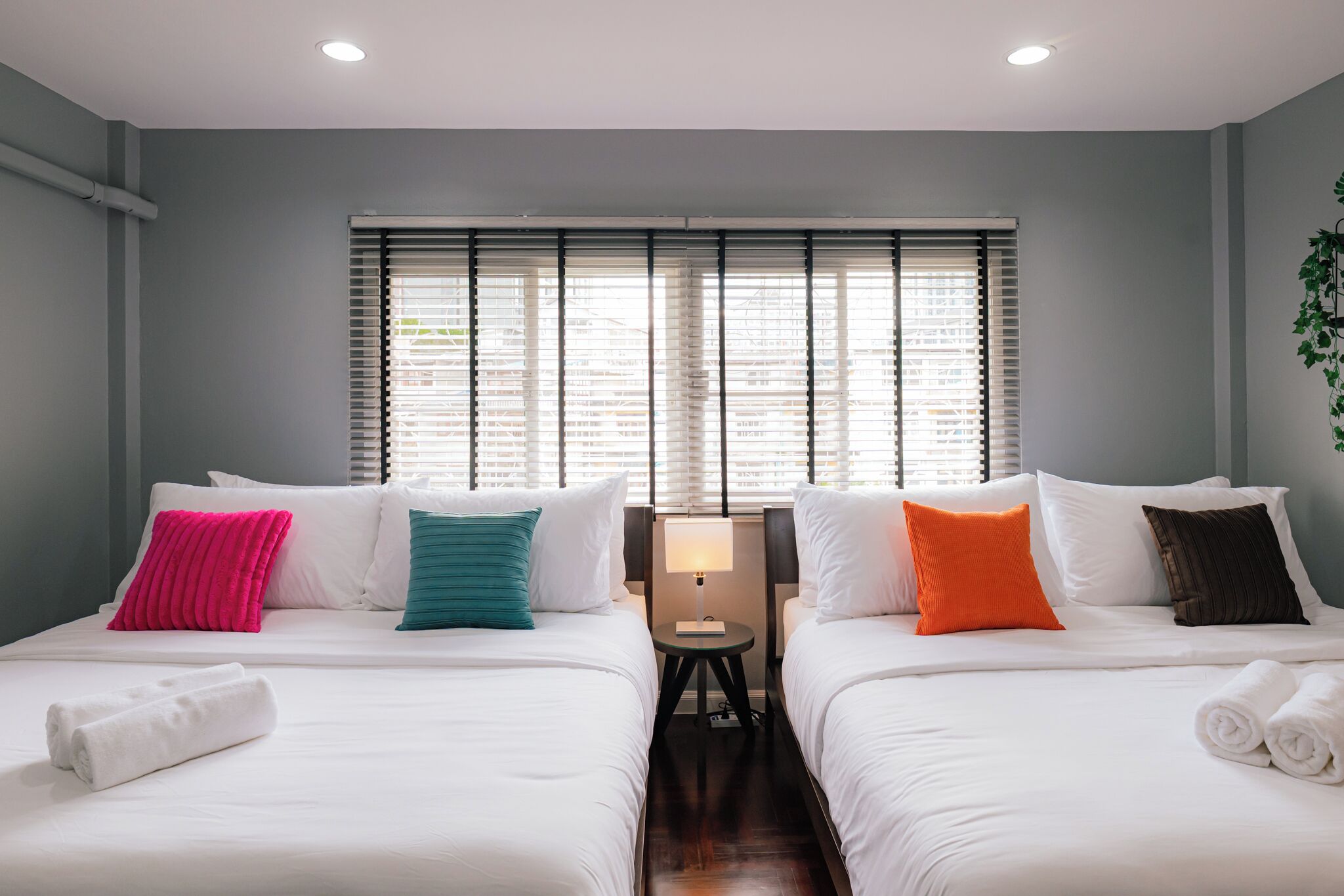 4 室のベッドルーム、デスク、アイロン / アイロン台、旅行用ベビーベッド