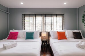 4 عدّة غرف نوم ومكتب ومكواة/لوح كي وسرير سفر