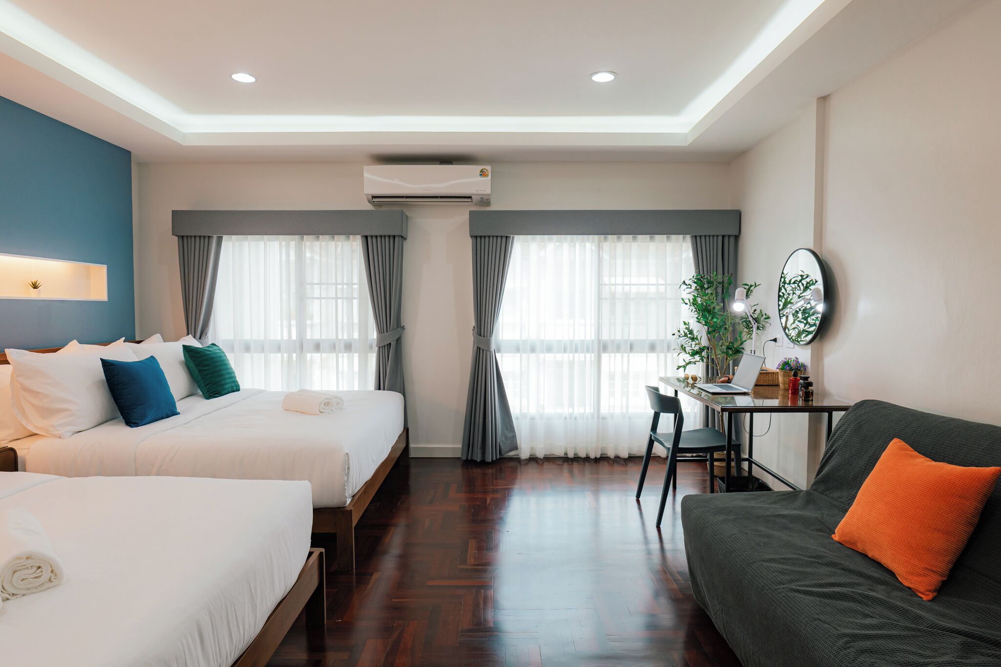 4 makuuhuonetta, työpöytä, silitysrauta/-lauta, vauvan matkasänky