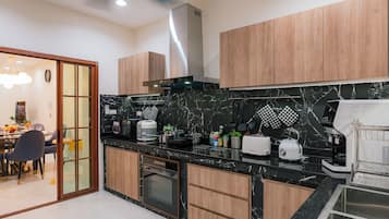 雪櫃、微波爐、焗爐、爐具