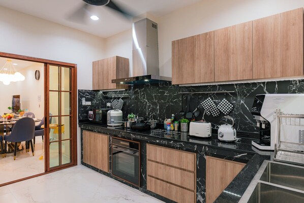 冰箱、微波炉、烤箱、炉灶