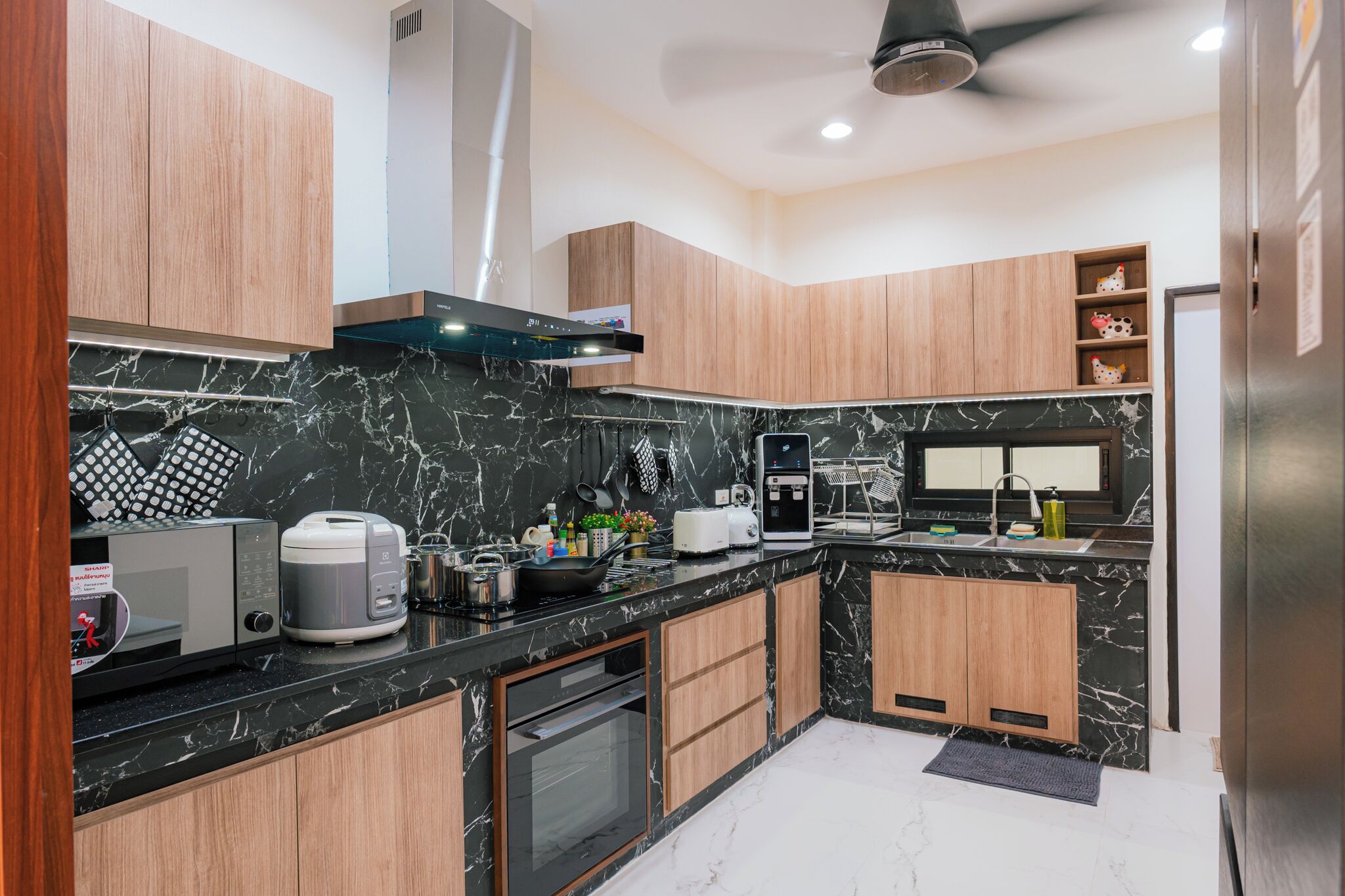 冷蔵庫、電子レンジ、オーブン、コンロ