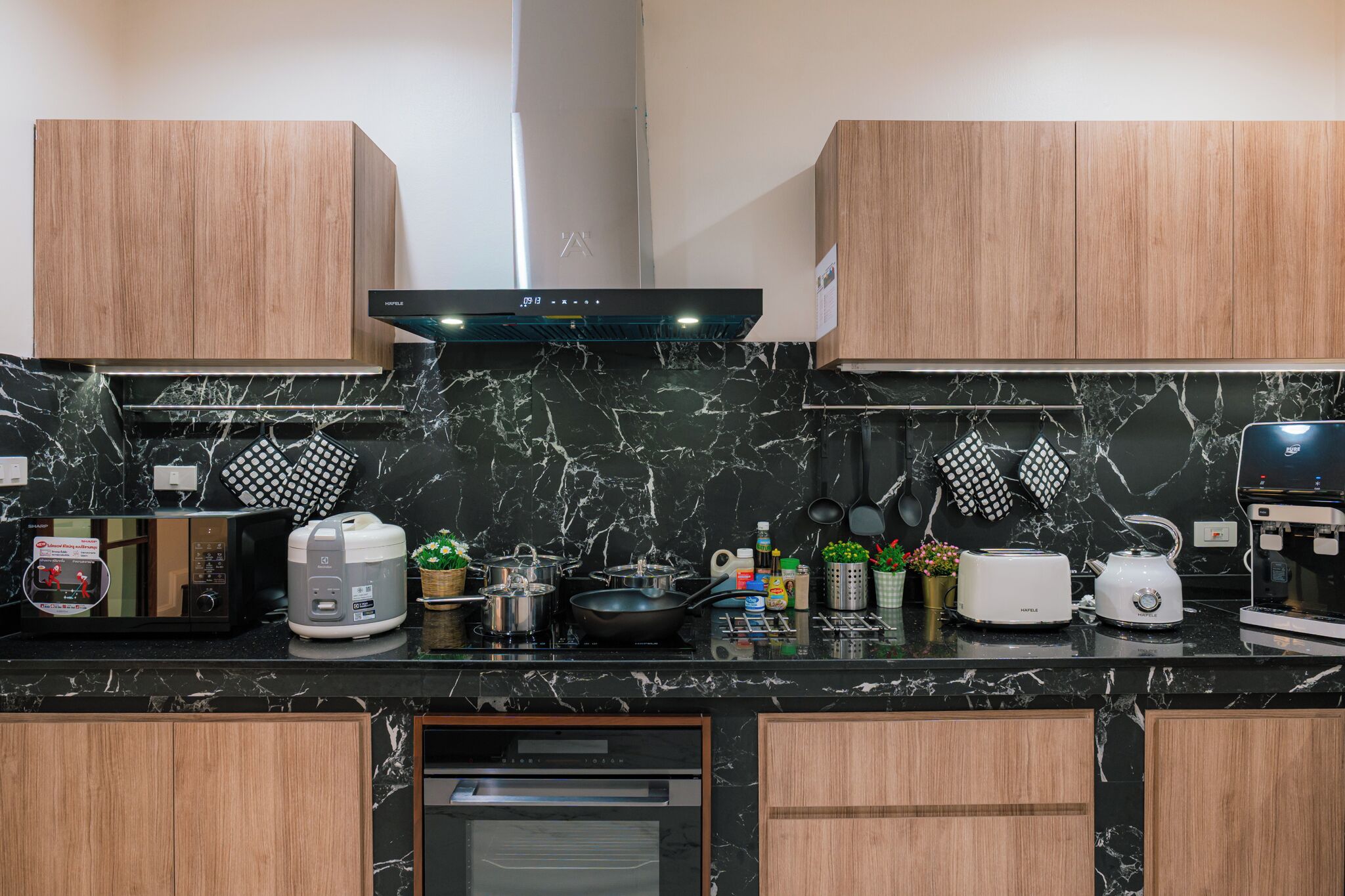 冷蔵庫、電子レンジ、オーブン、コンロ