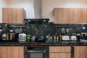 冰箱、微波炉、烤箱、炉灶