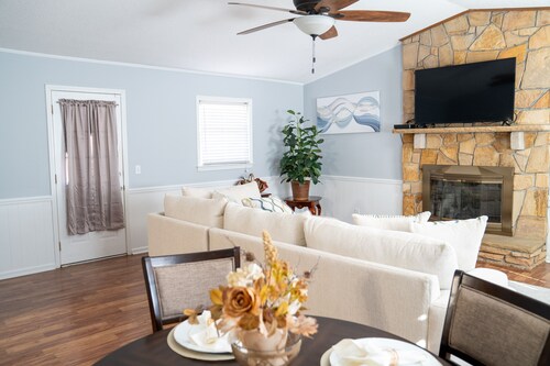 Bright & Comfortable 3-bedroom Retreat in Cottondale. Only 6 miles from Campus!