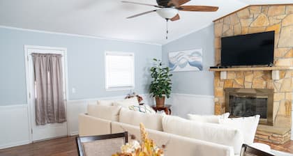 Bright & Comfortable 3-bedroom Retreat in Cottondale. Only 6 miles from Campus!