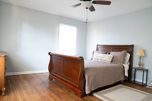 3 slaapkamers, een strijkplank/strijkijzer, gratis wifi, beddengoed