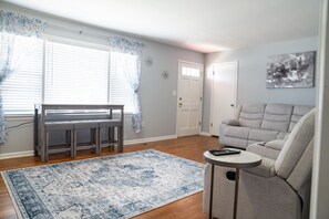 Smart TV - Bright & Comfortable 3-bedroom Retreat in Cottondale. Only 6 miles from Campus! (Cottondale)