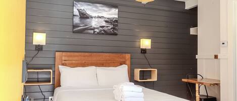 1 bedroom, desk, WiFi, bed sheets