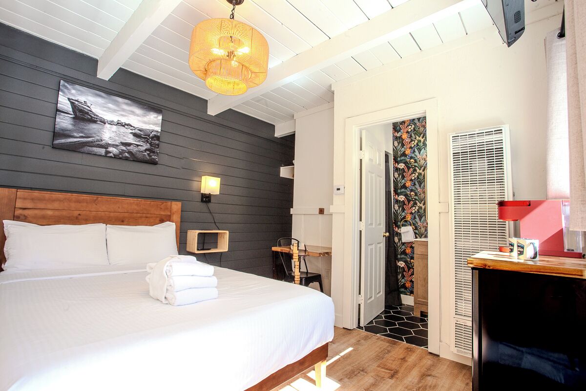 1 bedroom, desk, WiFi, bed sheets