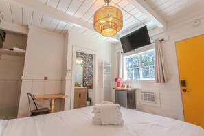 1 bedroom, desk, WiFi, bed sheets