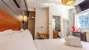 1 bedroom, desk, WiFi, bed sheets