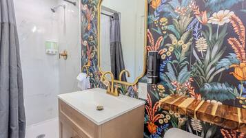 Regadera, secadora de cabello, toallas