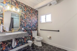 Een douche, een haardroger, handdoeken