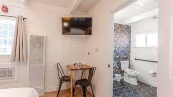 1 bedroom, desk, WiFi, bed sheets