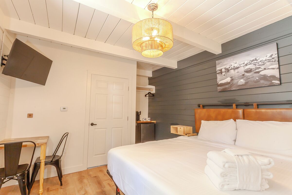 1 bedroom, desk, WiFi, bed sheets