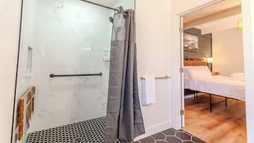 Chuveiro, secador de cabelo, toalhas de banho