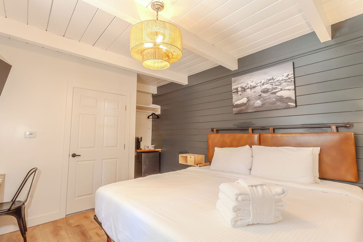 1 bedroom, desk, WiFi, bed sheets