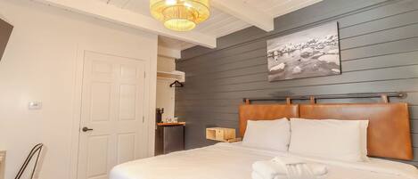 1 bedroom, desk, WiFi, bed sheets