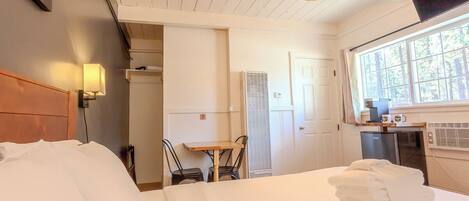 1 bedroom, desk, WiFi, bed sheets