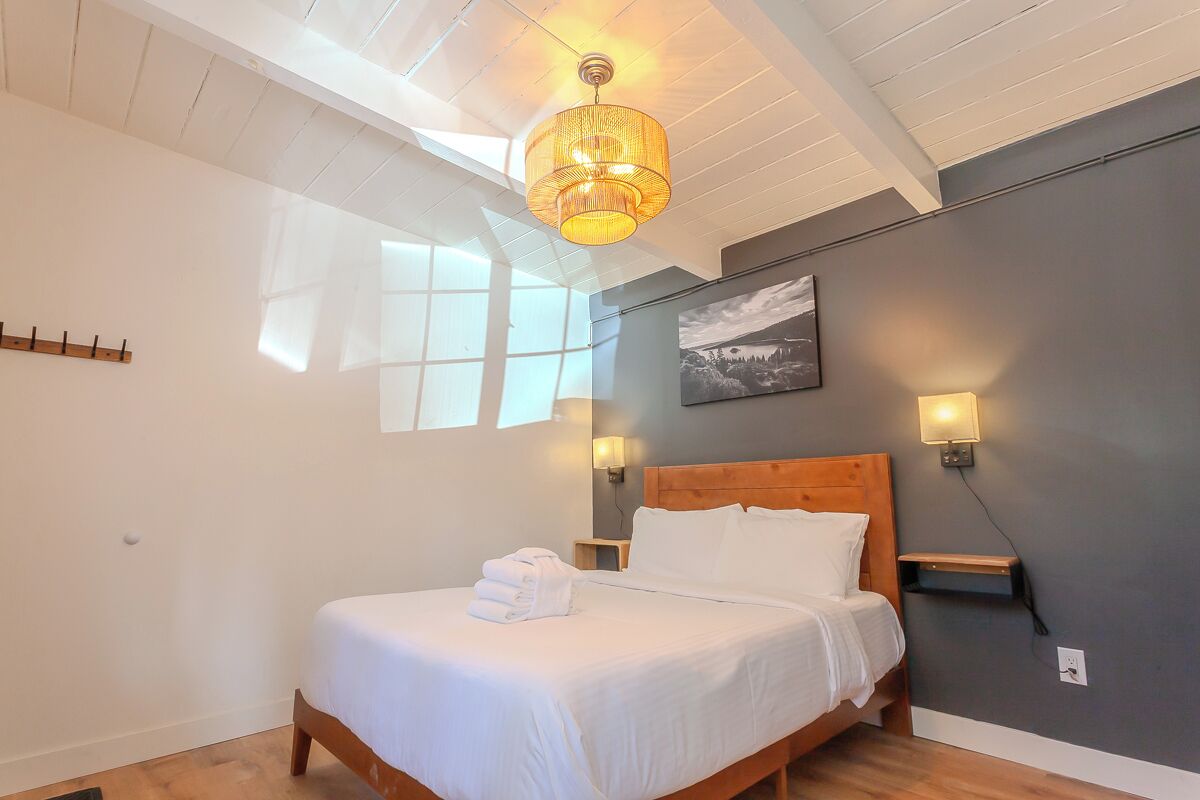 1 bedroom, desk, WiFi, bed sheets