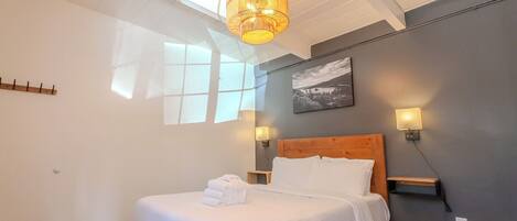 1 bedroom, desk, WiFi, bed sheets