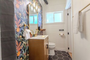 Douche, sèche-cheveux, serviettes fournies