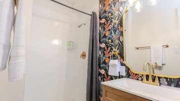 Chuveiro, secador de cabelo, toalhas de banho