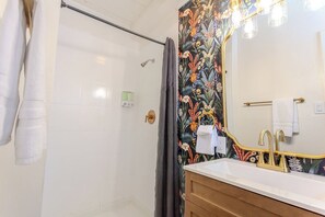 Ducha, secador de pelo, toallas