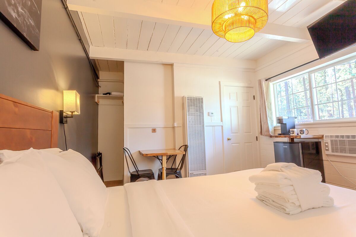 1 bedroom, desk, WiFi, bed sheets