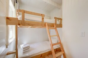 1 bedroom, desk, WiFi, bed sheets