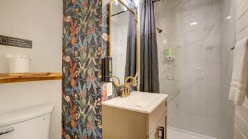 Regadera, secadora de cabello, toallas