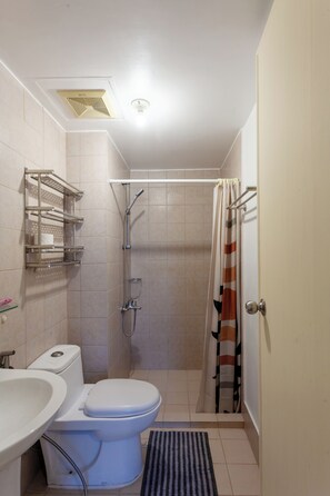 Shower, hair dryer, bidet, towels - Homey Two Bedroom Unit for 2-4 guests. Good for family or friends (Mandaluyong City)