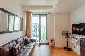 Smart TV - Homey Two Bedroom Unit for 2-4 guests. Good for family or friends (Mandaluyong City)