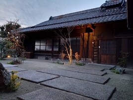 Un edificio japonés tradicional con tejado de tejas y estructura de madera.