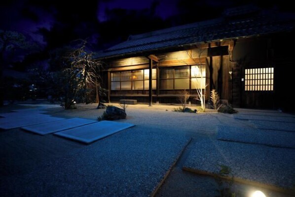 المنشأة من الخارج