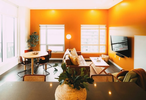 *Free Parking* Cozy 2br/2ba Penthouse DT Halifax!