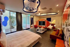 A hotel room with a large bed, a TV, a sofa, and a desk. - No9 Hotel (Changhua)
