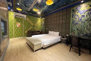 Ein Schlafzimmer mit einem Bett, einer Bank, einem Schreibtisch und einer Wand mit floralem Wandbild.
