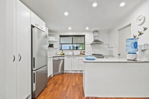 ميكروويف، فرن، موقد طهي مسطح، غسالة أطباق