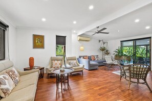 TV - Dog Friendly Retreat with Pool & Stunning Hinterland Views (Ninderry)