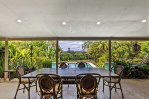 Outdoor dining - Dog Friendly Retreat with Pool & Stunning Hinterland Views (Ninderry)