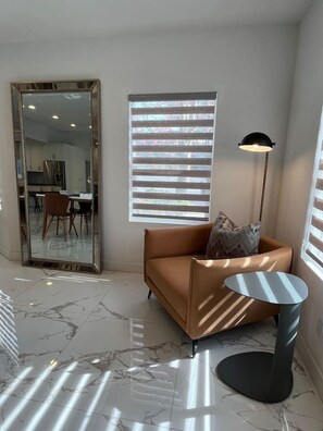 TV, fireplace - 3Bed 3Bath house near the Rose Bowl in Pasadena (Pasadena)